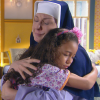 Madre (Eliana Guttman) conforta Lulu (Luiza Nery) após informar sobre a morte de sua avó, no capítulo que vai ao ar segunda-feira, dia 22 de janeiro de 2018, na novela 'Carinha de Anjo'