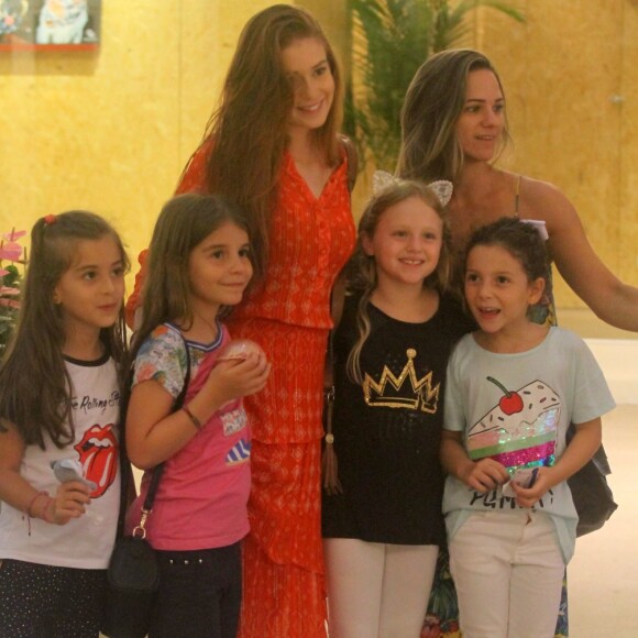 Marina Ruy Barbosa parou para tirar foto com os fãs mirins