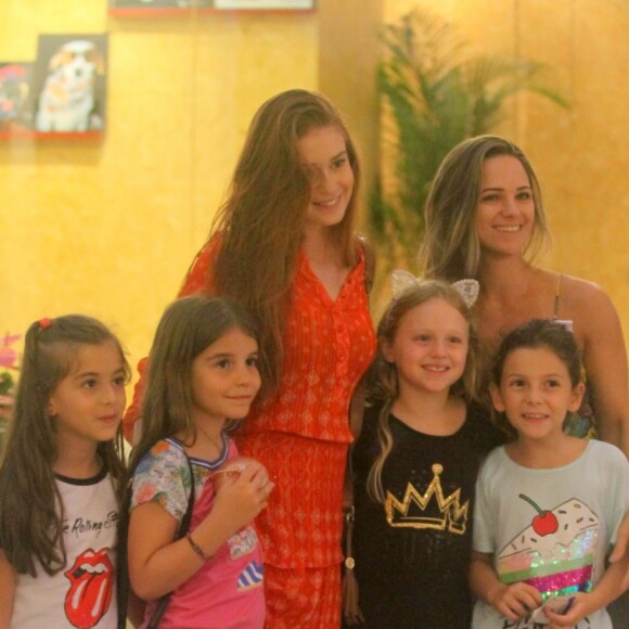 Marina Ruy Barbosa posou com fãs no shopping