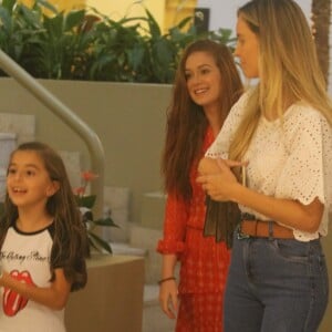 Marina Ruy Barbosa dispensou a make para o passeio no shopping