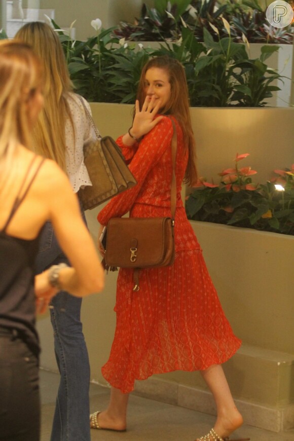 Marina Ruy Barbosa investiu em um look soltinho para o passeio no shopping