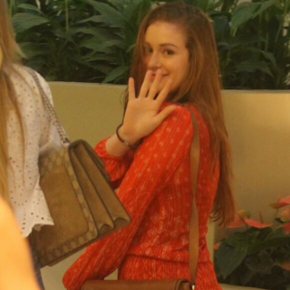 Marina Ruy Barbosa investiu em um look soltinho para o passeio no shopping