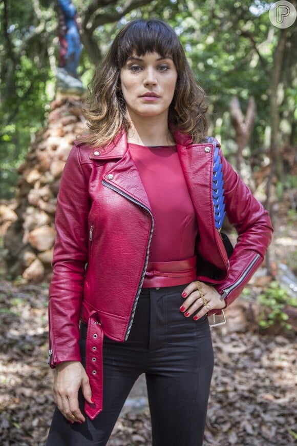 Clara (Bianca Bin) assumirá que ajudou Laura (Bella Piero) por vingança