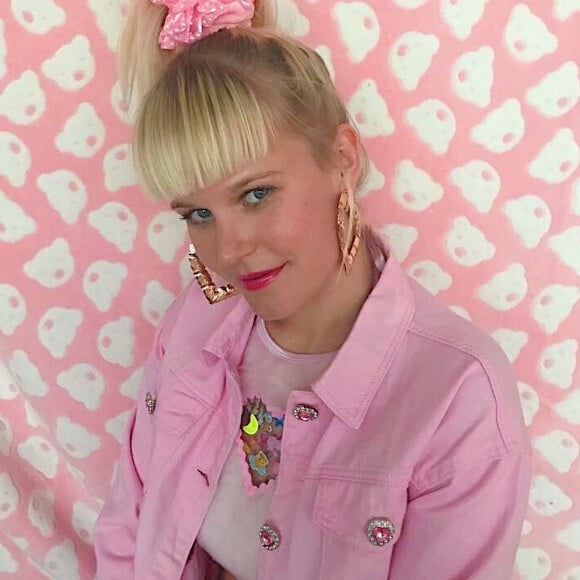 'Quando me mandaram a foto da Xuxa apoiada na árvore com o vestido rosa eu fiquei chocada', afirmou Cécile Loreen