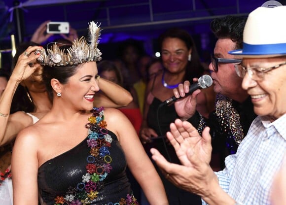 Maria Rita, musa de camarote, é aplaudida por Monarco durante coroação