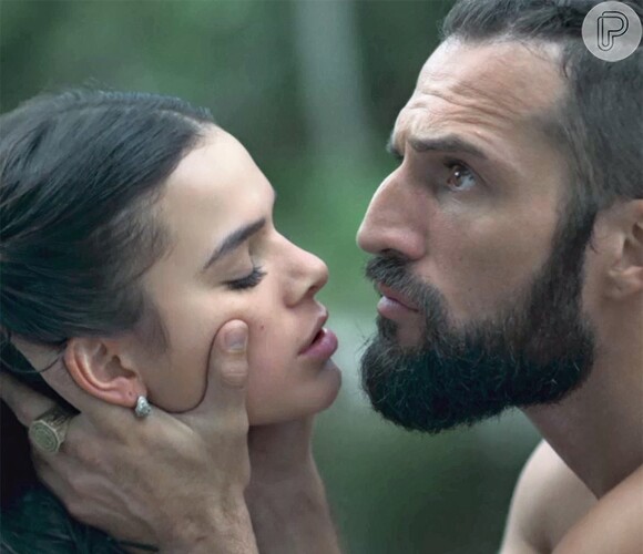 Constantino (José Fidalgo) notou que o rival se aproximava antes de beijar Catarina (Bruna Marquezine)