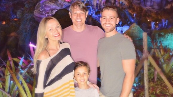 Eliana abraça filho, Arthur, e noivo, Adriano Ricco, na Disney: 'Com a família'