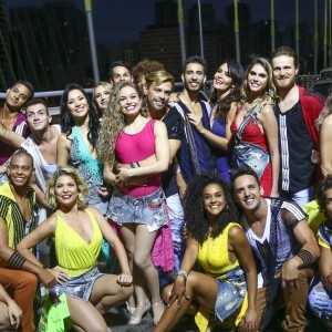 Elenco da terceira temporada do 'Dancing Brasil' durante gravação da abertura do programa. Geovanna Tominaga recebeu três notas 8 dos jurados