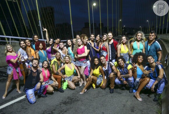 Elenco da terceira temporada do 'Dancing Brasil' durante gravação da abertura do programa. Geovanna Tominaga recebeu três notas 8 dos jurados