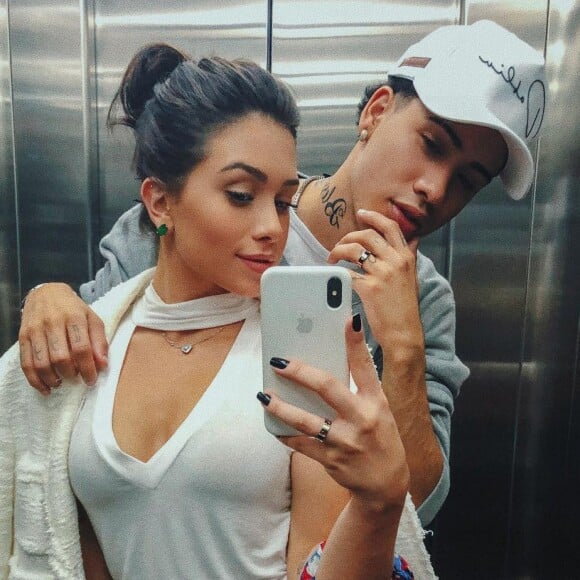 Flavia Pavanelli e Kevinho celebram namoro com aliança: 'Primeiro mês'