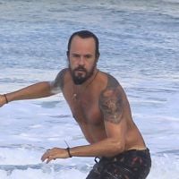 Paulinho Vilhena mostra boa forma ao surfar em praia do Rio