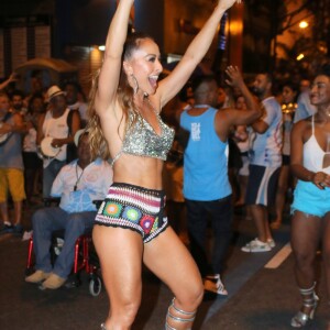 Sabrina Sato mostrou muito samba no pé durante o ensaio de rua da escola, realizado pela agremiação no Boulevard 28 de setembro da Zona Norte do Rio de Janeiro