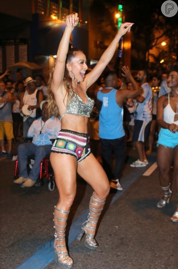 Sabrina Sato mostrou muito samba no pé durante o ensaio de rua da escola, realizado pela agremiação no Boulevard 28 de setembro da Zona Norte do Rio de Janeiro