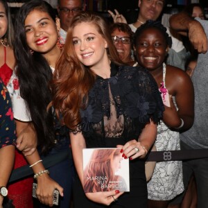 Marina Ruy Barbosa posa ao lado dos fãs na noite de autógrafos de seu livro, 'Inspirações', na livraria Travessa do Barra Shopping, na Zona Oeste do Rio de Janeiro, nesta quinta-feira, 18 de janeiro de 2017