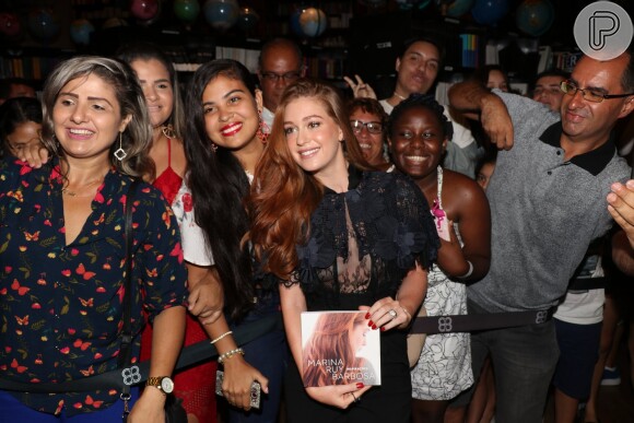 Marina Ruy Barbosa posa ao lado dos fãs na noite de autógrafos de seu livro, 'Inspirações', na livraria Travessa do Barra Shopping, na Zona Oeste do Rio de Janeiro, nesta quinta-feira, 18 de janeiro de 2017