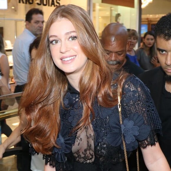 Marina Ruy Barbosa atraiu muitos fãs na noite de autógrafos de seu livro, 'Inspirações', na livraria Travessa do Barra Shopping, na Zona Oeste do Rio de Janeiro, nesta quinta-feira, 18 de janeiro de 2017