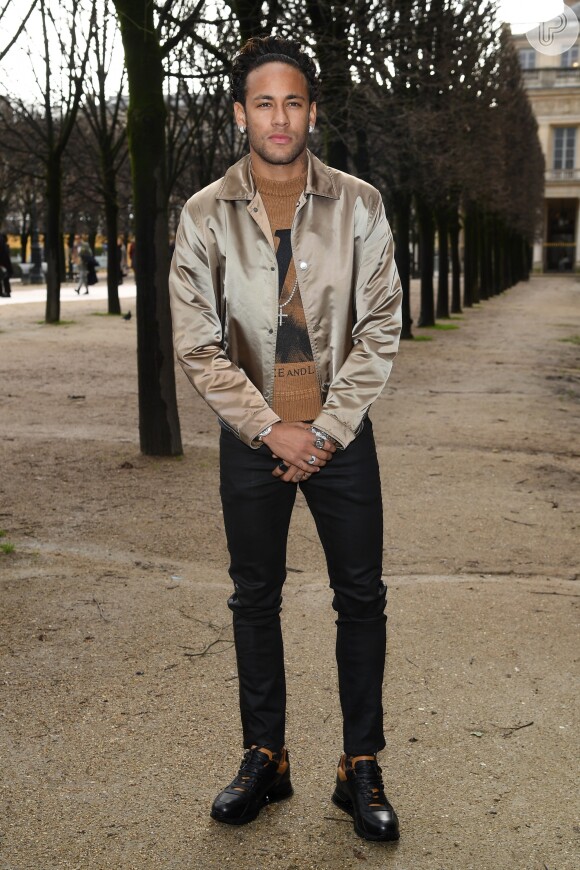 Neymar foi em desfile da Louis Vuitton, na semana de moda de Paris, nesta quinta-feira, 18 de janeiro de 2018