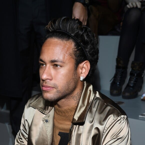 Cabelo de Neymar voltou a ser assunto na web, na semana de moda de Paris