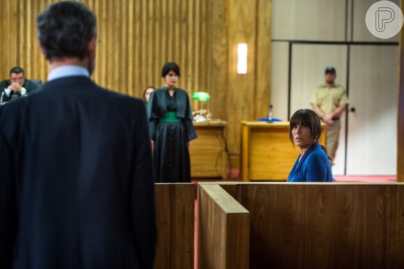 Duda/Elizabeth (Gloria Pires) fica em choque ao ver Henrique chegar no tribunal no dia de seu julgamento, na novela 'O Outro Lado do Paraíso'