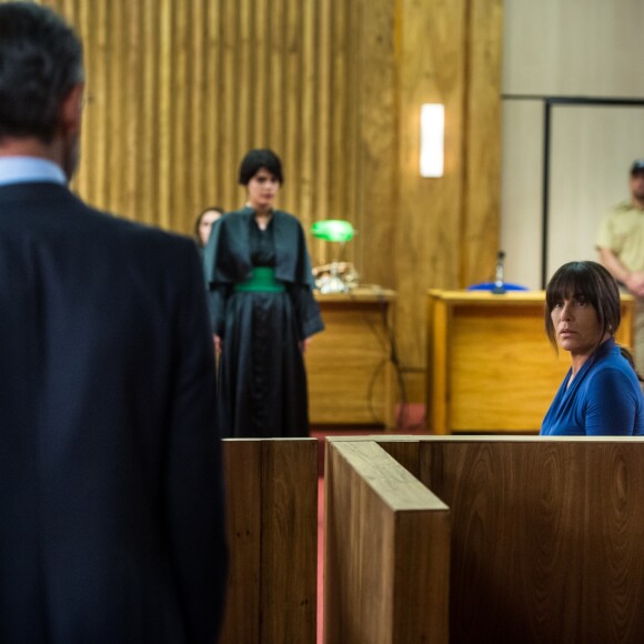 Duda/Elizabeth (Gloria Pires) fica em choque ao ver Henrique chegar no tribunal no dia de seu julgamento, na novela 'O Outro Lado do Paraíso'