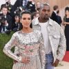 Kim Kardashian fez um artigo em seu aplicativo explicando o porquê da barriga de aluguel: 'Como implantamos meu óvulo fertilizado na nossa concessora temporária, o bebê é biologicamente meu e do Kanye'
