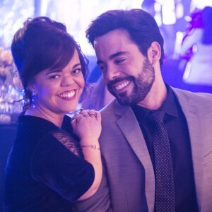 Estela (Juliana Caldas) é pedida em casamento por Amaro (Pedro Carvalho), no capítulo que vai ao ar quinta-feira, dia 1º de fevereiro de 2018, na novela 'O Outro Lado do Paraíso'
