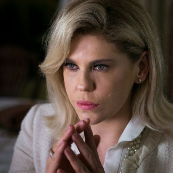 Jô (Barbara Paz) firma acordo com Renan (Marcello Novaes) para que ele conquiste Elizabeth (Gloria Pires) e a deixe longe de Henrique (Emílio de Mello), no capítulo que vai ao ar sexta-feira, dia 2 de fevereiro de 2018, na novela 'O Outro Lado do Paraíso'