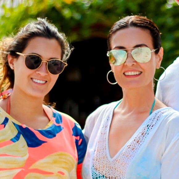 Fátima Bernardes brincou estar aprendendo a tirar selfies com a filha: 'Aula'