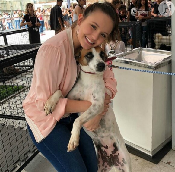 Larissa Manoela seguiu os passos de Anitta e adotou um dos cachorros resgatados por Luisa Mell neste sábado, 20 de janeiro de 2018