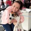 Larissa Manoela compartilhou a adoção da cadelinha Vitória Regina no Instagram