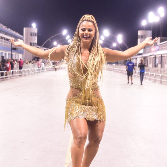 Viviane Araújo apostou em um look dourado com transparência para o ensaio técnico da Mancha Verde