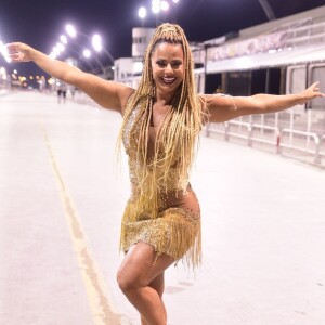 Viviane Araújo é rainha de bateria da Mancha Verde no Carnaval de São Paulo