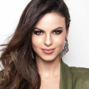 Sthefany Brito lamentou a morte de seu cachorrinho de estimação, Snow, em seu Instagram, neste domingo, 21 de janeiro de 2018