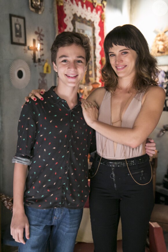 Clara (Bianca Bin) ficará sensibilizada pelo filho, Thomaz (Vitor Figueiredo) chamar Renato (Rafael Cardoso) de pai em 'O Outro Lado do Paraíso'