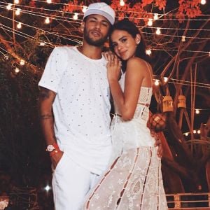 Bruna Marquezine recebeu flores de Neymar neste domingo, 21 de janeiro de 2018