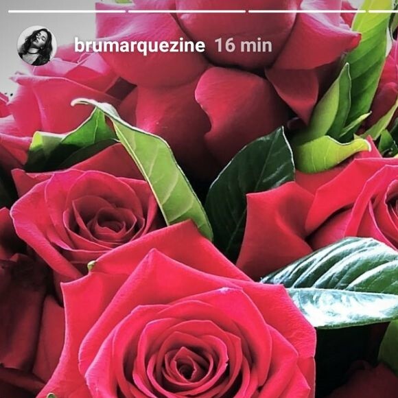 Bruna Marquezine exibiu o buquê de flores recebido em seu Stories