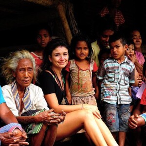 Paula Fernandes conheceu uma tribo local e se emocionou