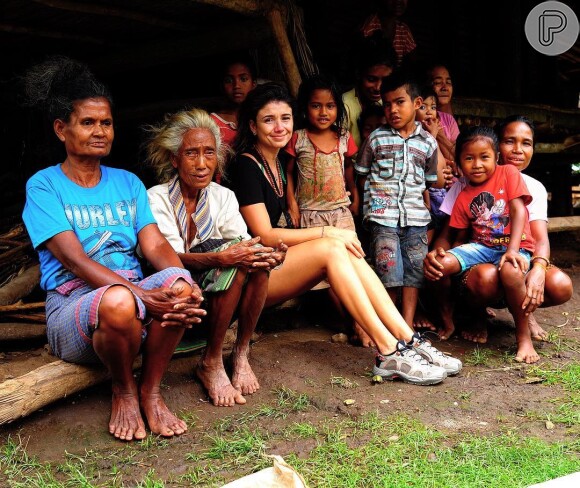 Paula Fernandes conheceu uma tribo local e se emocionou
