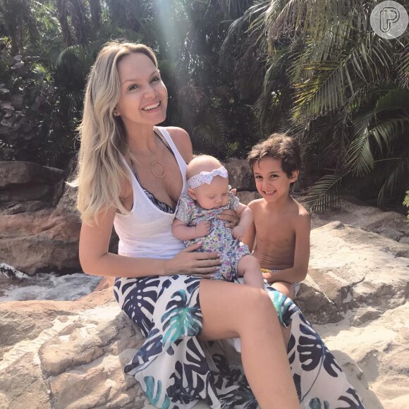 Eliana curtiu o domingo, 21 de janeiro de 2018, com os filhos Arthur e Manuela no parque Discovery Cove, em Orlando, nos Estados Unidos