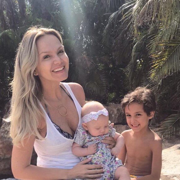 Eliana curtiu o domingo, 21 de janeiro de 2018, com os filhos Arthur e Manuela no parque Discovery Cove, em Orlando, nos Estados Unidos