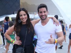 Renata Domínguez e o namorado, Marcio Bruzzi, curtem bloco de pré-carnaval