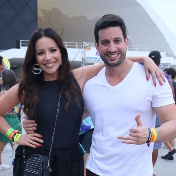 Renata Domínguez e o namorado, Marcio Bruzzi, curtiram bloco 'Vai, Safadão', neste domingo, 21 de janeiro de 2018, em Niterói