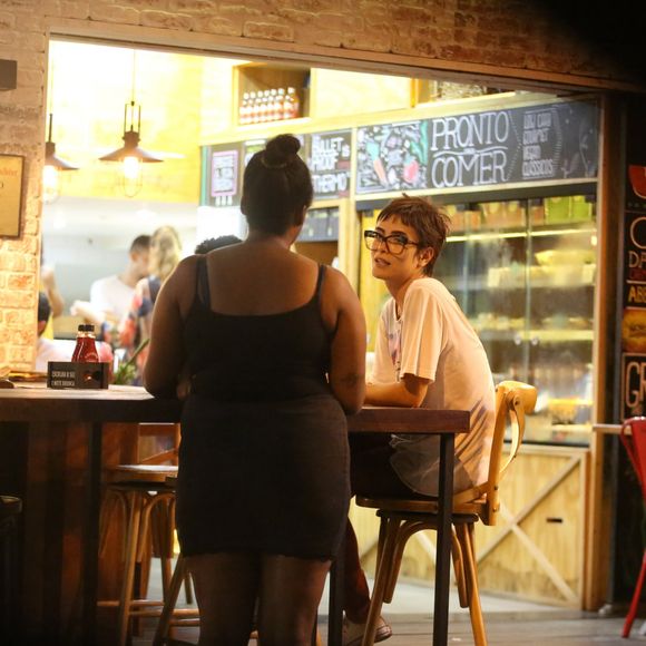 Maria Casadevall foi abordada por uma pedinte em um bar do Leblon, zona sul do Rio, no domingo, 21 de janeiro de 2018