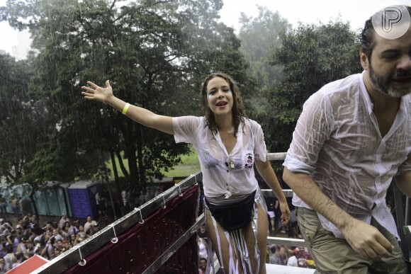 Leandra Leal, debaixo de chuva, mostrou animação e contagiou os foliões presentes na Rua Augusta, em São Paulo