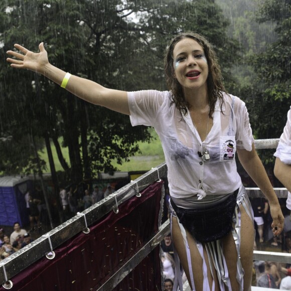 Leandra Leal, debaixo de chuva, mostrou animação e contagiou os foliões presentes na Rua Augusta, em São Paulo