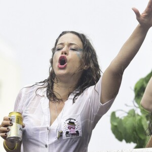 Leandra Leal puxa foliões no no ensaio do Acadêmicos do Baixo Augusta