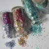A marca Purpurine revende os colares de vidro com purpurina fabricados pela Pura BioGlitter. Cada unidade de 10ml custa R$ 20