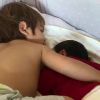 Ex-BBB Adriana Sant'Anna filma filho cuidando da irmã nesta segunda-feira, dia 22 de janeiro de 2018