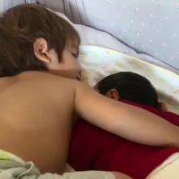 Ex-BBB Adriana Sant'Anna filma filho cuidando da irmã: 'Brilho no olhar'. Vídeo!