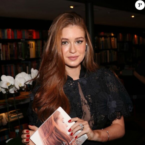 Marina Ruy Barbosa lançou, recentemente, seu livro de poesias: 'Me conheci melhor lendo, escrevendo, refletindo'